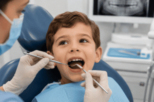 es necesario arreglar caries en dientes de leche