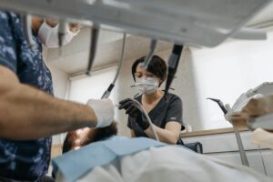 se puede poner ortodoncia con periodontitis